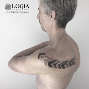 tatuaje-omoplato-pluma-logiabarcelona-ana-godoy   
